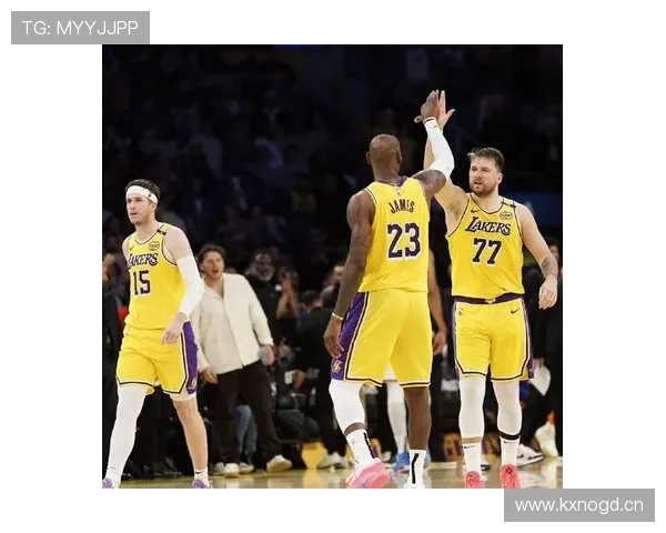 东契奇三双里夫斯31分 湖人击败森林狼